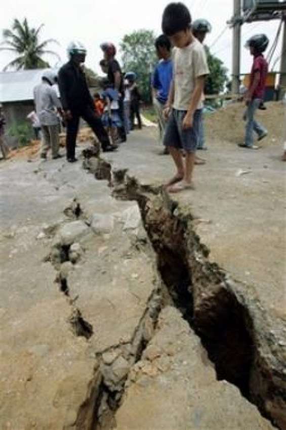بینگ کولو،انڈونیشین بچے زلزلے کے بعد ایک سڑک میں پڑنے والی ..