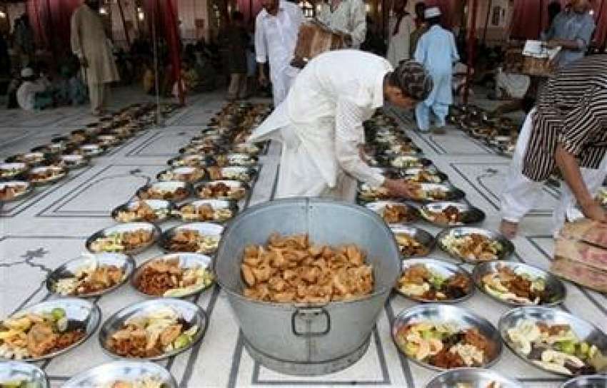 کراچی،ایک مقامی مسجد میں افطار کیلئے کھانے پینے کی اشیا ..