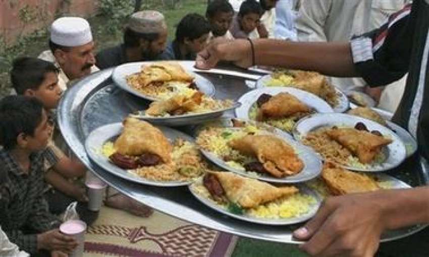 لاہور،ایک مسجد کے باغ میں شہریوں کو افطار کے وقت افطاری ..