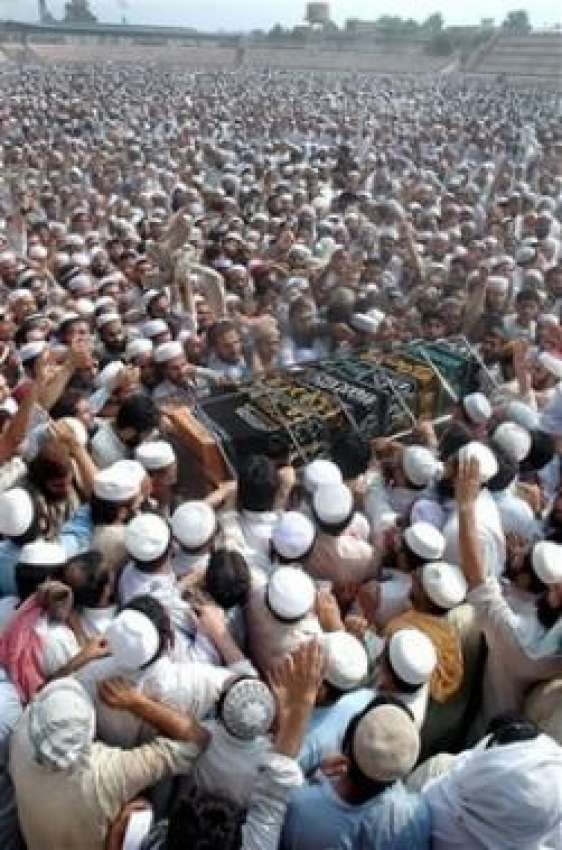 پشاور،ہزاروں افراد مولانا حسن جان کی نماز جنازہ میں شریک ..