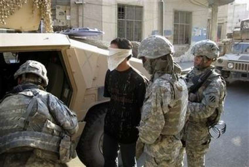 بغداد،امریکی فوجی سرچ آپریشن میں ایک  عراقی لڑکے کوگرفتار ..