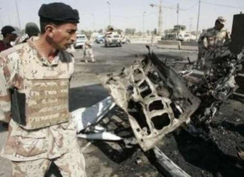 بغداد،خودکش بم دھماکے کے بعد عراقی فوجی تباہ ہونے والی گاڑی ..