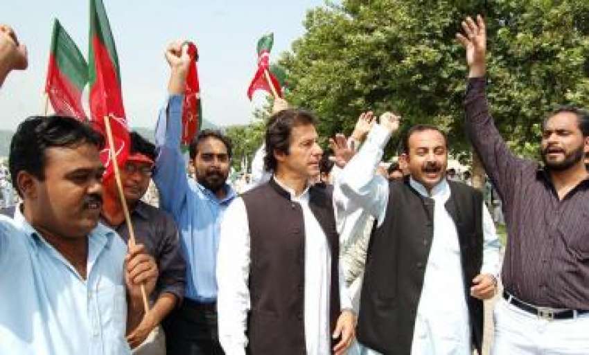 اسلام آباد،تحریک انصاف کے سربراہ عمران خان کارکنوں کے ہمراہ ..