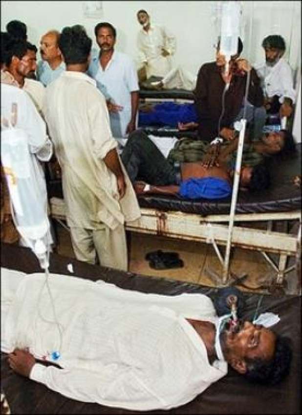 کراچی، زہریلی شراب پینے سے بیمار ہونے والوں کو ہسپتال میں ..