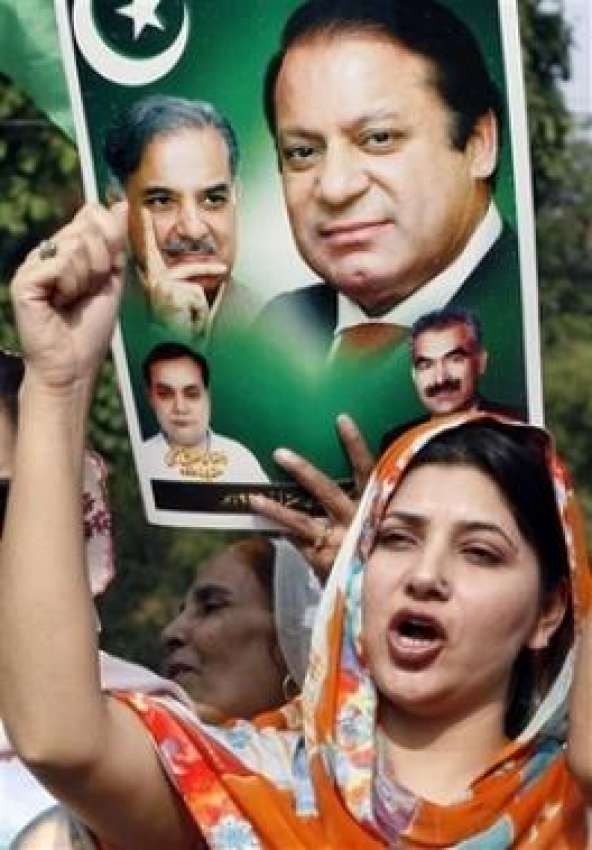لاہور،مسلم لیگ ن کے خواتین کارکن مشرف مخالف ریلی میں نعرے ..