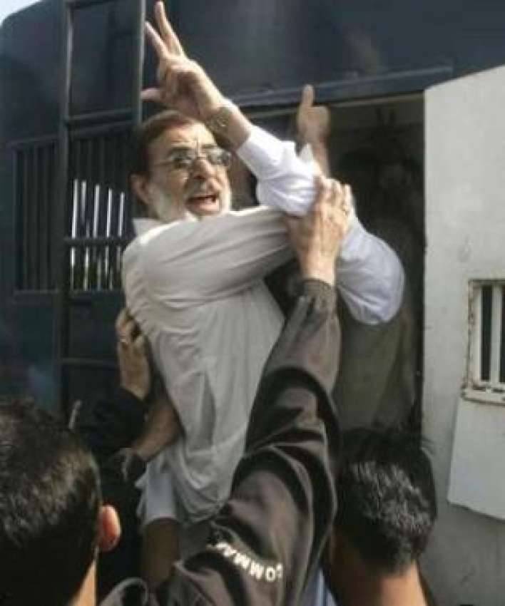 اسلام آباد، سپریم کورٹ کے سامنے احتجاجی مظاہرے کرنے والے ..