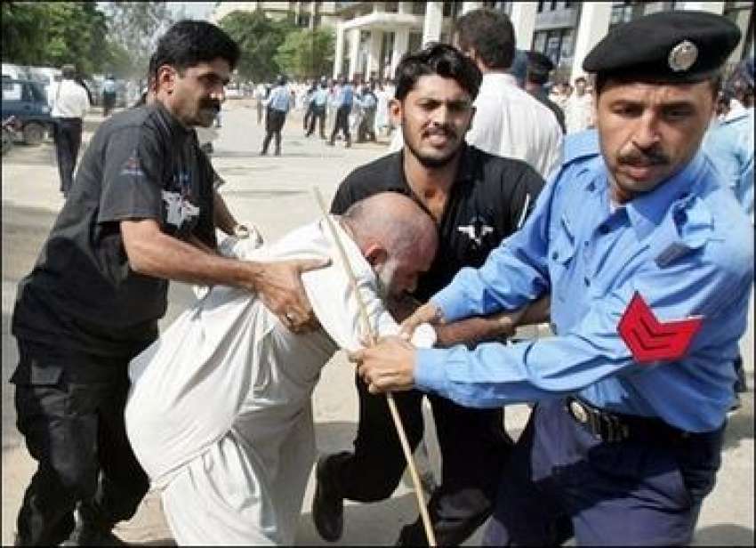 اسلام آباد،پولیس اہلکار متحدہ مجلس عمل کے ایک بزرگ کارکن ..