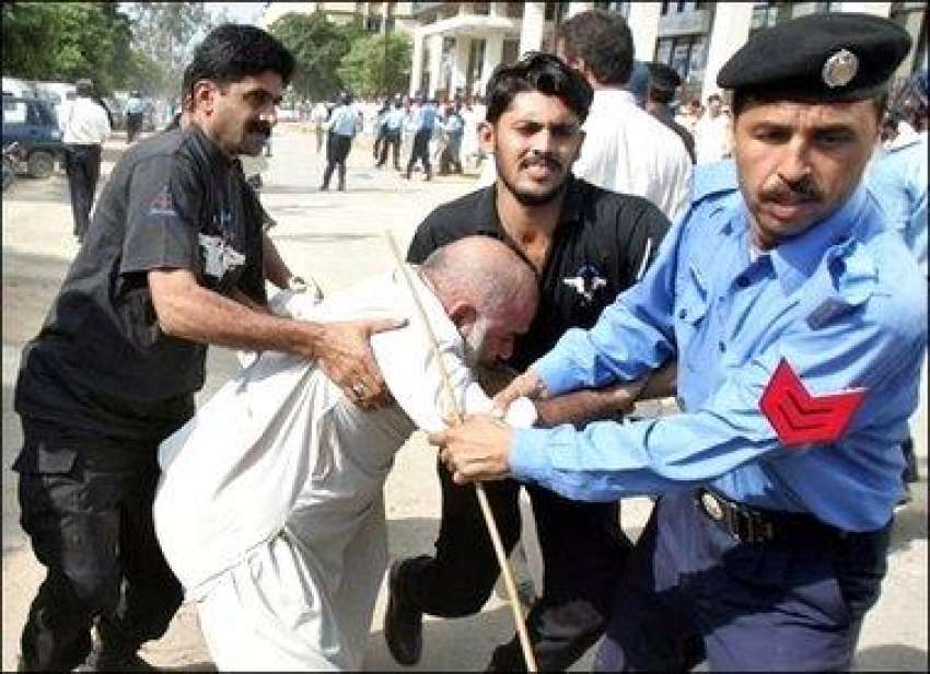 اسلام آباد، پولیس اہلکار حکومت مخالف مظاہرہ کرنے والے مجلس ..