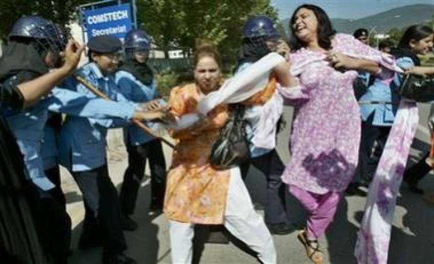 اسلام آباد،خواتین پولیس اہلکار مظاہرہ کرنیوالی خواتین ..