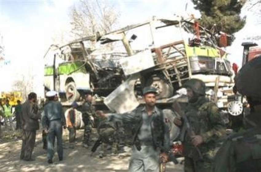 کابل، پولیس اہلکار دارلحکومت میں خود کش حملے میں تباہ ہونے ..