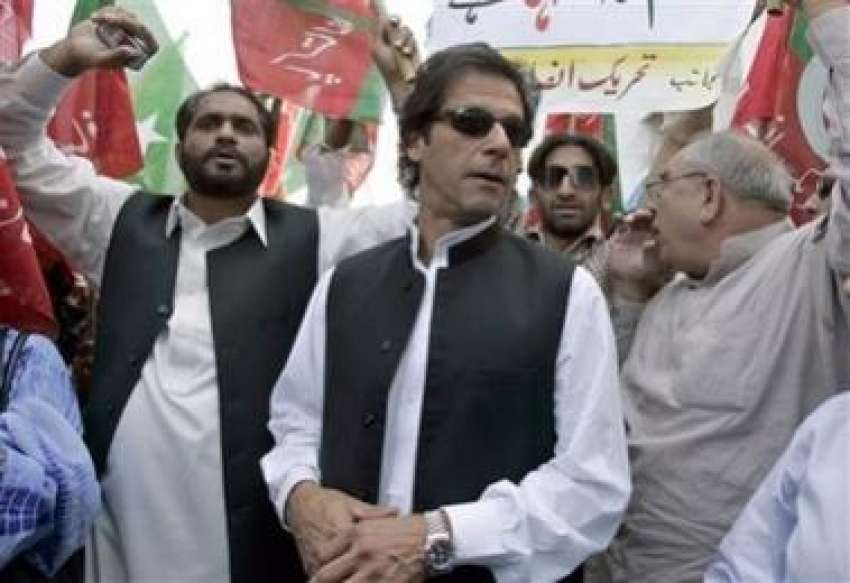 اسلام آباد،پاکستان تحریک انصاف  کے سربراہ عمران خان کارکنوں ..