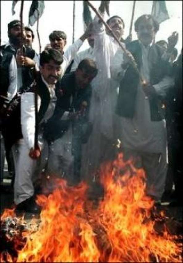 پشاور، وکلا کے یوم احتجاج کے موقع پر صدر مشرف کا پتلا نذر ..
