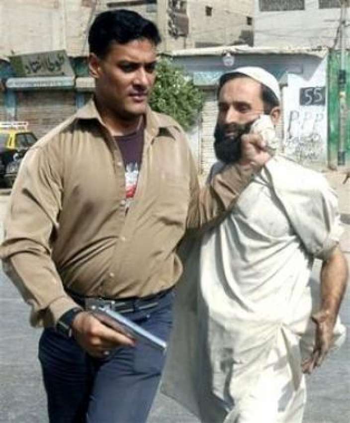 کراچی، سادہ کپڑوں میں ملبوس پولیس اہلکار مظاہرہ کرنے والے ..