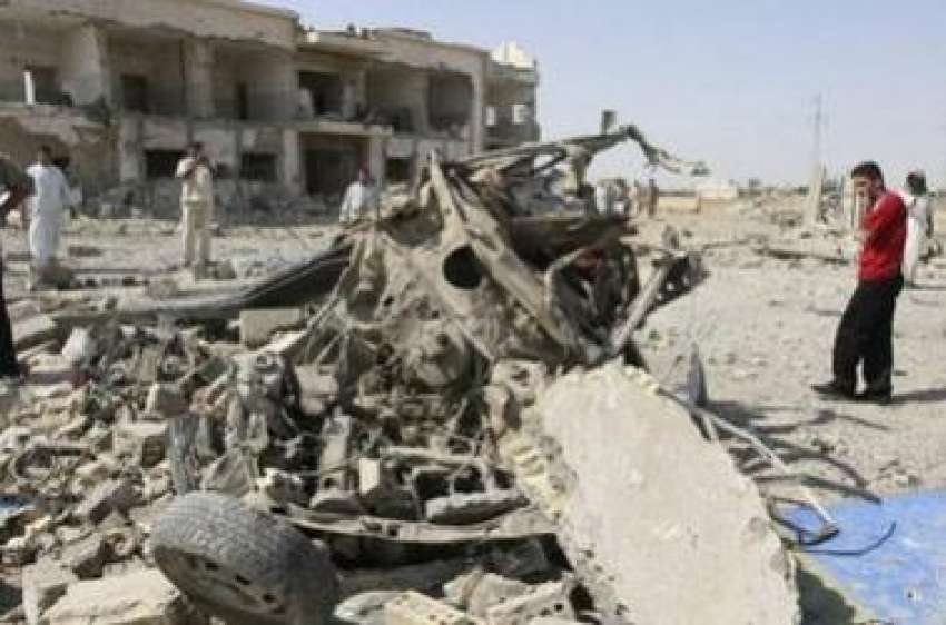بغداد، خود کش کاربم دھماکے سےتباہ ہونے والی گاڑی کےملبےکوعراقی ..