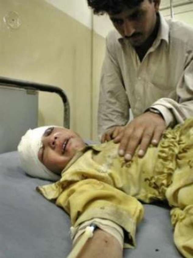 پشاور،پاک فضائیہ کی بمباری سے زخمی ہونیوالے بچے کا والد ..