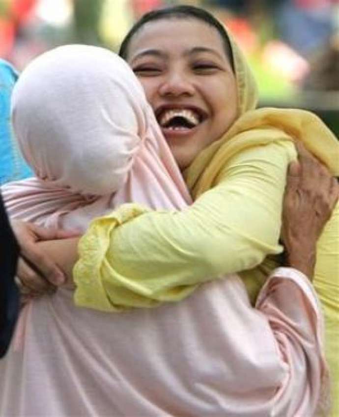 منیلا، نماز عید کی ادائیگی کے بعد ایک بیٹی اپنی ماں سے عید ..