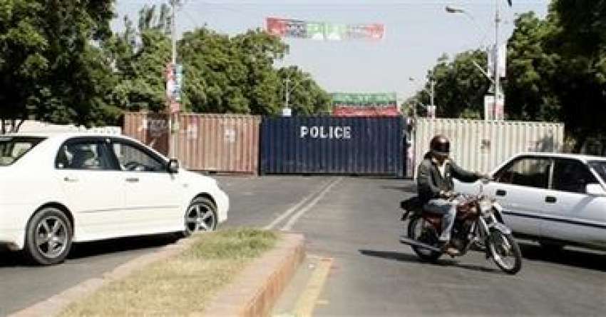 کراچی،بینظیر کی آمد کے موقع پر شہری حکومت کی جانب سے سڑک ..