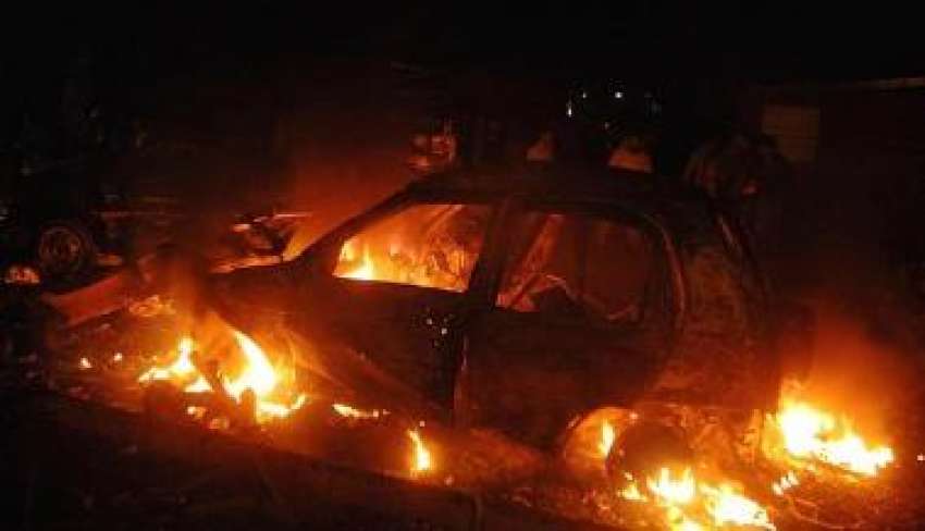 کراچی،بینظیر کے قافلے پر خودکش حملے کے بعد گاڑیوں میں آگ ..