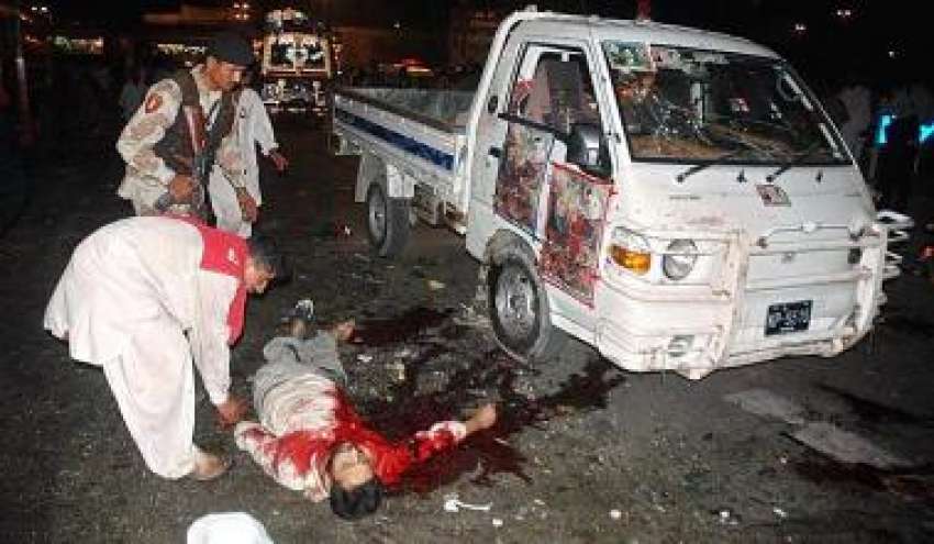 کراچی،بینظیر  کے قافلے پر خود کش حملے کے بعد امدای اہلکار ..