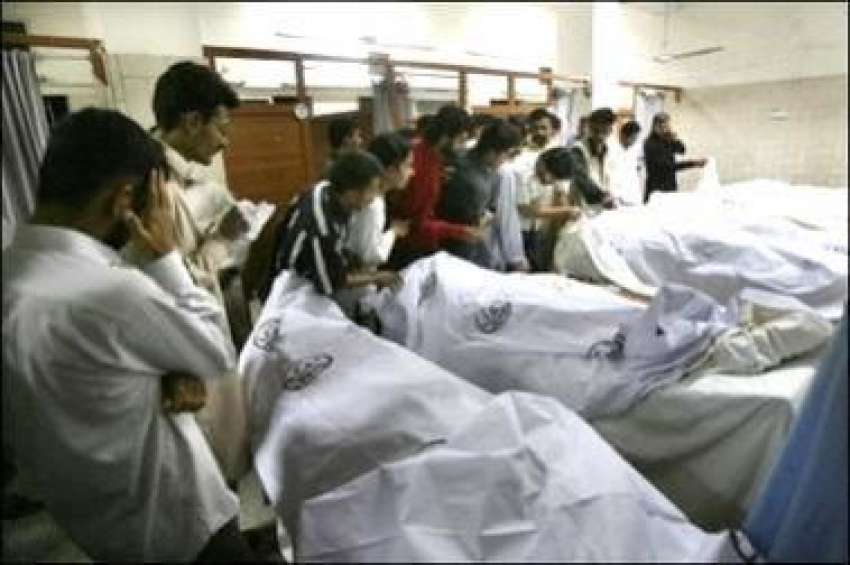 کراچی، خود کش حملے میں جاں بحق ہونے والے افراد کے اہلخانہ ..