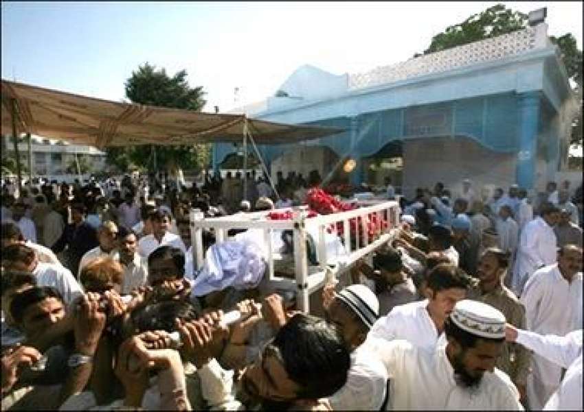 کراچی، پیپلز پارٹی کے کارکنوں‌ کی میتوں کو تدفین کیلئے ..