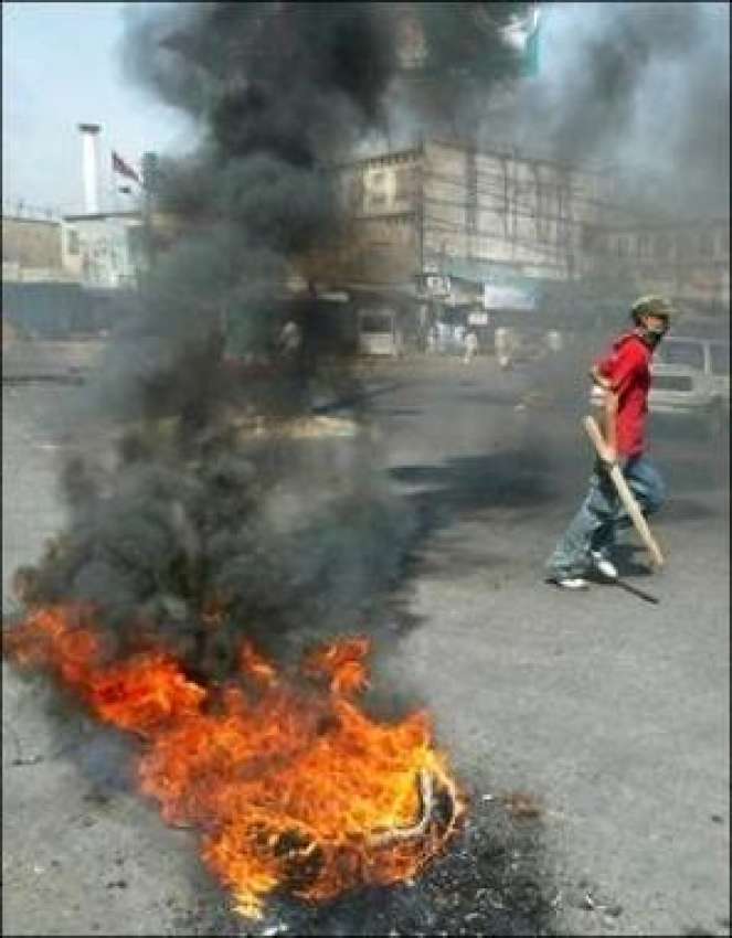 کراچی، سانحہ کراچی کیخلاف مشتعل مظاہرین ٹائر جلا کر سڑکیں ..