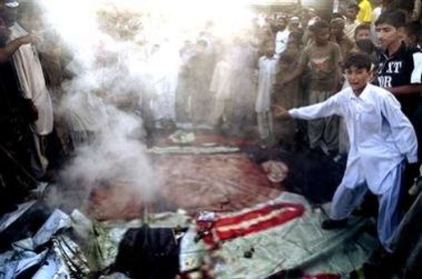 کراچی، مشتعل مظاہرین سانحہ کراچی کیخلاف مظاہرے کے دوران ..