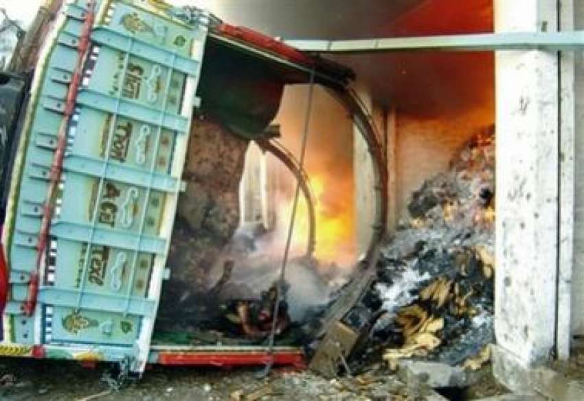 مینگورہ،فوج کے ٹرک پر خودکش  حملے کے بعد  ایک ٹرک اور دکان ..