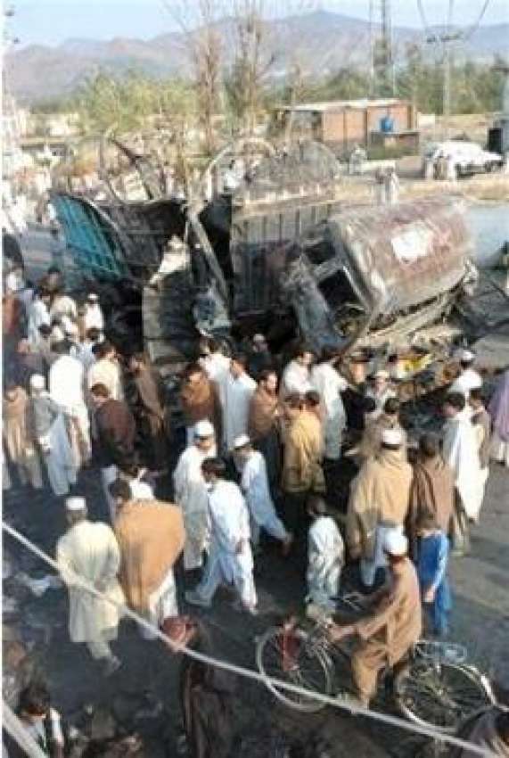 سوات، کل ہونے والے خودکش حملے میں تباہ ہونے والے فوجی ٹرک ..