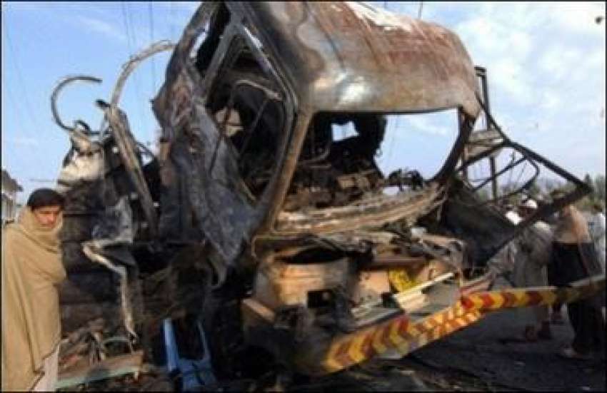 مینگورہ،مقامی شہری کل خودکش حملے سے متاثرہ فوجی  ٹرک کو ..