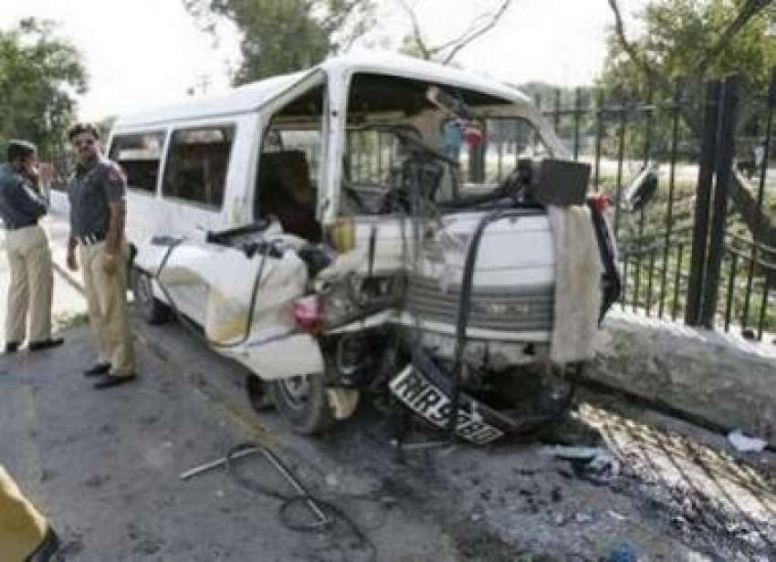 راولپنڈی،ایک پولیس اہلکار خودکش حملہ سے تباہ ہونیوالی وین ..