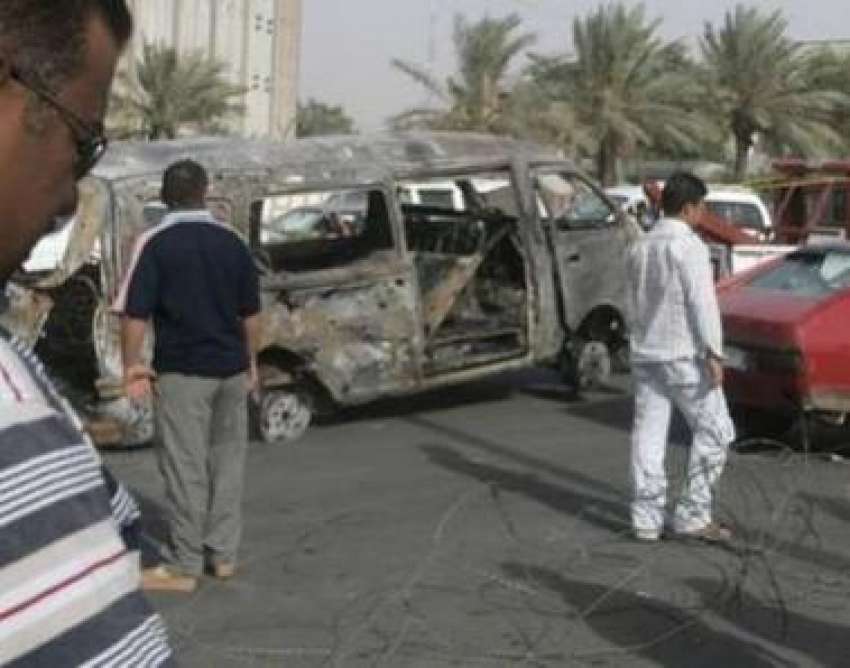 بغداد،خود کش دھماکے میں تباہ ہونے والی ویگن کے پاس سے عراقی ..