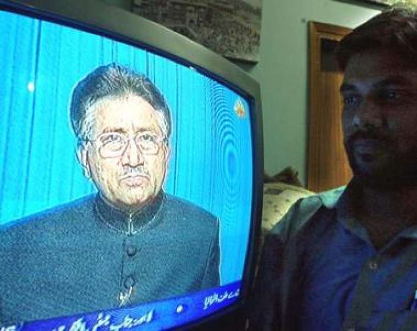 کراچی، ایک شخص صدر مشرف کے قوم سے خطاب کو اپنے ٹی وی پر دیکھ ..
