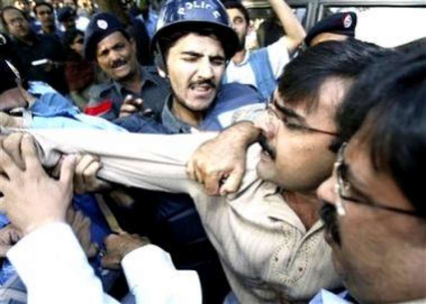 اسلام آباد، ایمرجنسی کیخلاف احتجاج کرنے والوں کو پولیس ..