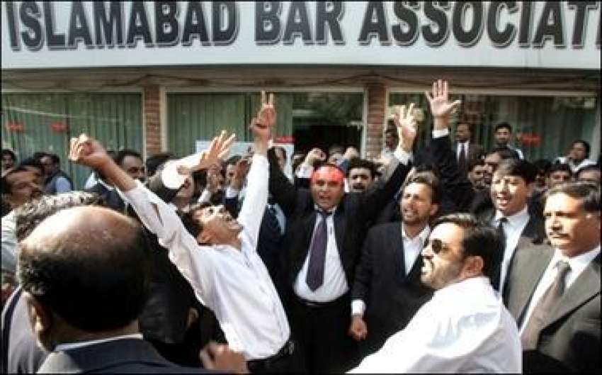اسلام آباد، وکلا ایمرجنسی کے نفاذ کیخلاف احتجاج کر رہے ہیں۔