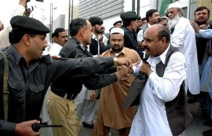 پشاور، پولیس اہلکار وکلا پر تشدد کرتے ہوئے انہیں گرفتار ..