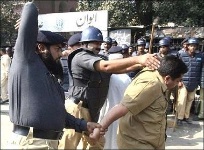 لاہور، پولیس اہلکار ایمرجنسی کیخلاف احتجاج کرنے والے وکلا ..
