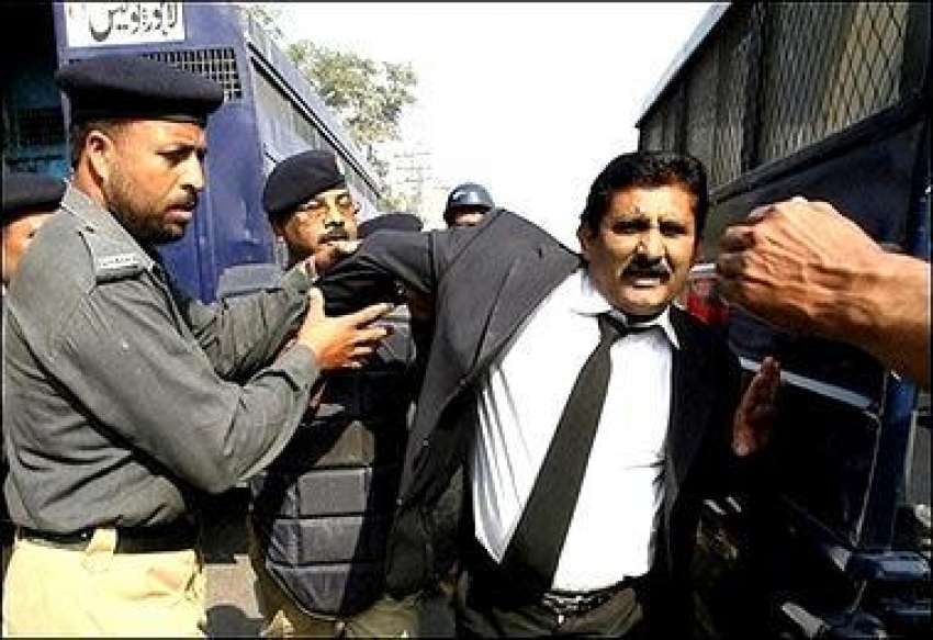 راولپنڈی، پولیس اہلکار ایمرجنسی کیخلاف احتجاج کرنے والے ..
