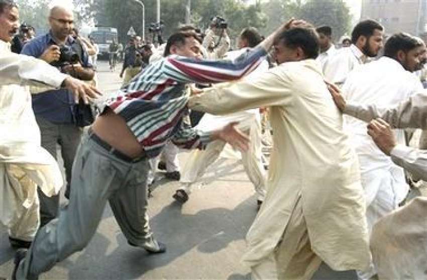 لاہور، مظاہرین اور پولیس اہلکار ایک دوسرے سے الجھ رہے ہیں۔