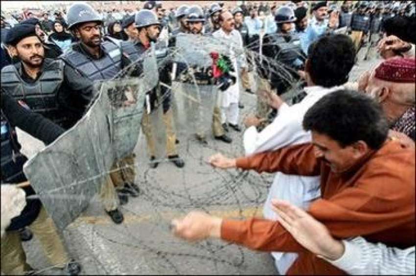 راولپنڈی، وکلا اور پولیس اہلکاروں کے درمیان تصادم کا ایک ..