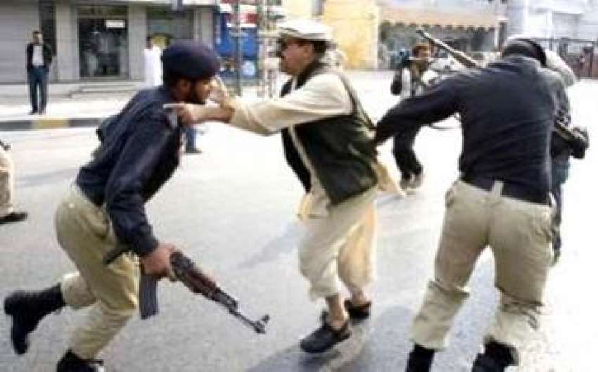 راولپنڈی، پولیس اہلکار پیپلز پارٹی کے کارکنوں کو گرفتار ..