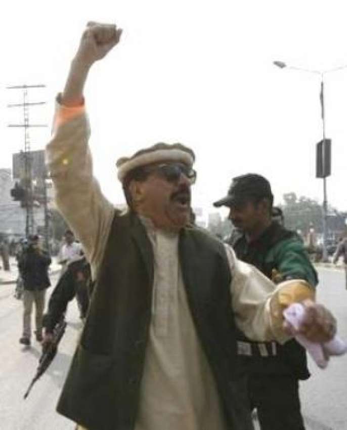راولپنڈی، بینظیر بھٹو کے حمایتی کارکن گرفتاری کے وقت مشرف ..
