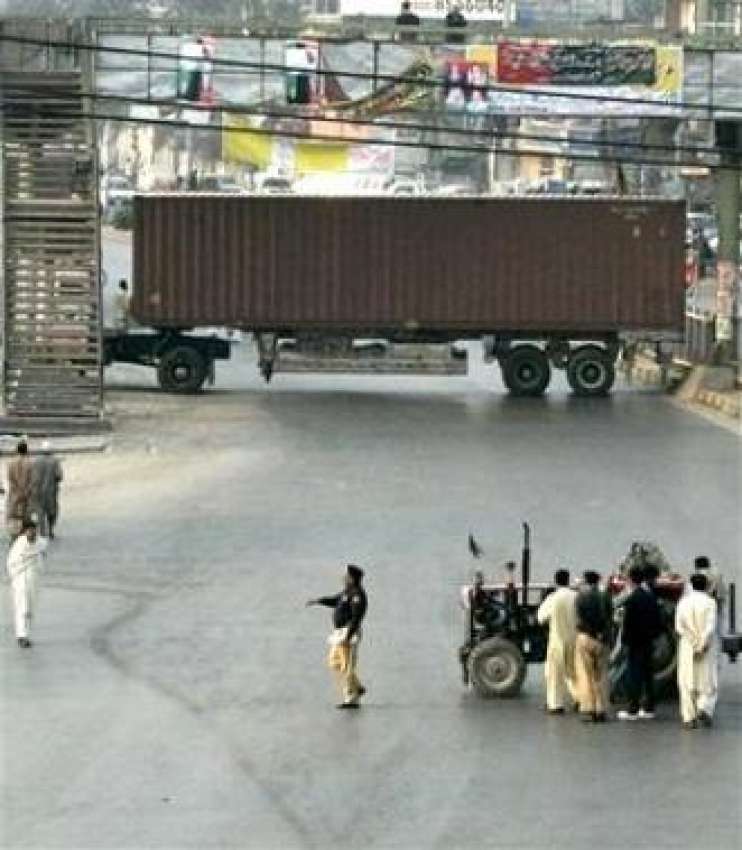 راولپنڈی، بینظیر بھٹو کا جلسہ روکنے کیلئے شہر کے مرکزی راستوں ..