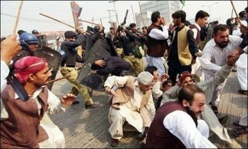 پشاور،پولیس اہلکار پیپلز پارٹی کے کارکنوں پر لاٹھی چارج ..