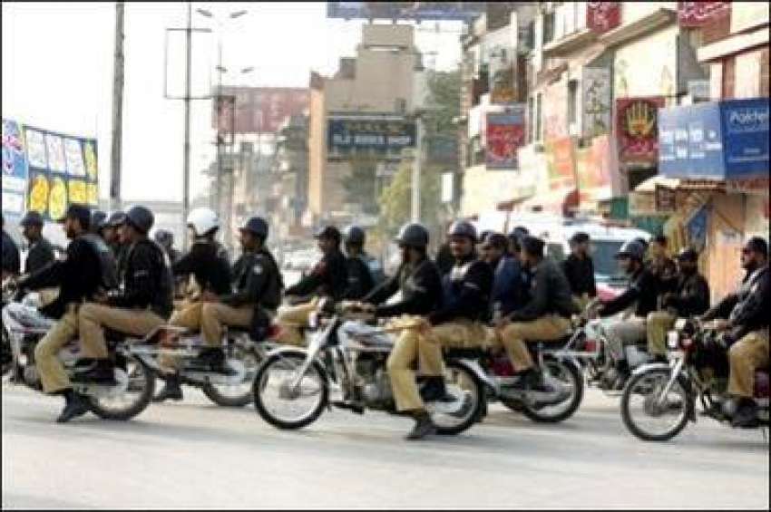 راولپنڈی، پولیس اہلکار شہر میں پیپلز پارٹی کے کارکنوں کوگرفتار ..