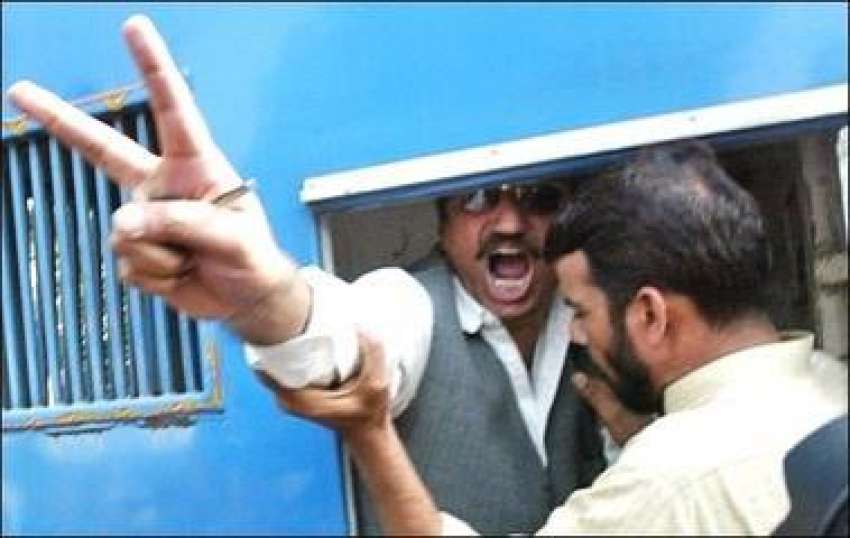 راولپنڈی، پیپلز پارٹی کے کارکن گرفتاری کے وقت وکٹری کا نشان ..