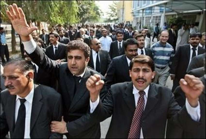 اسلام آباد،وکلا ایمرجنسی نفاذ کیخلاف احتجاج کر  رہے ہیں۔