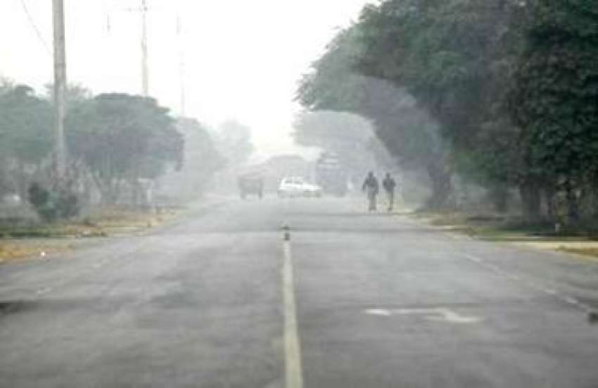 لاہور، پولیس اہلکار بینظیر بھٹو کی رہائش گاہ کی طرف جانے ..