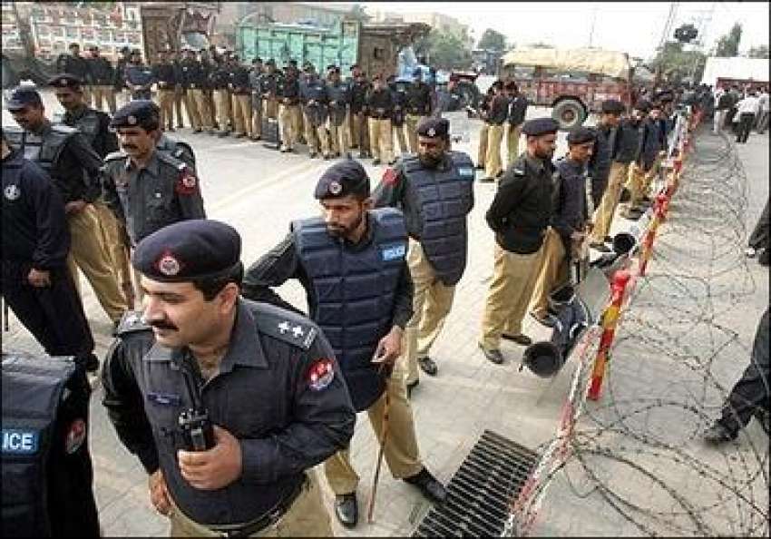 لاہور، پولیس اہلکار محترمہ بے نظیر بھٹو کے گھر کے باہر رکاوٹیں ..
