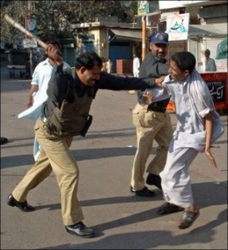کراچی،پولیس اہلکار ایمر جنسی کے خلاف احتجاج کرنے والے ایک ..